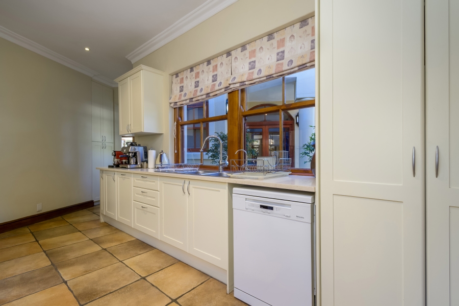 7 Bedroom Property for Sale in Zwaanswyk Western Cape